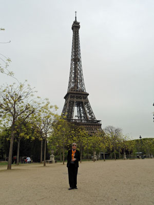 Carole in front of the Eiffel Tower